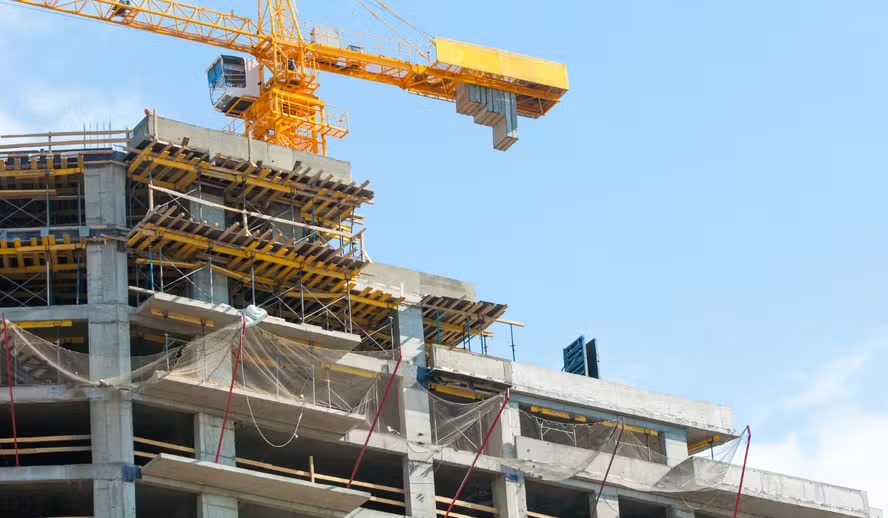 Guindaste e estrutura de concreto em obra em andamento