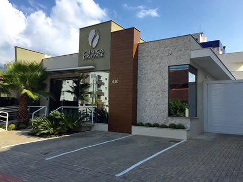Fachada de clínica e edifício comercial moderno